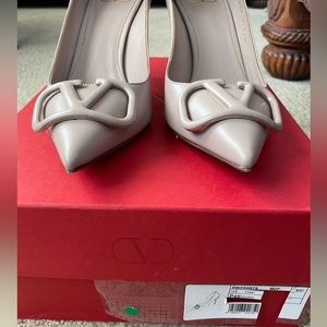 Valentino VLogo pumps in Poudre